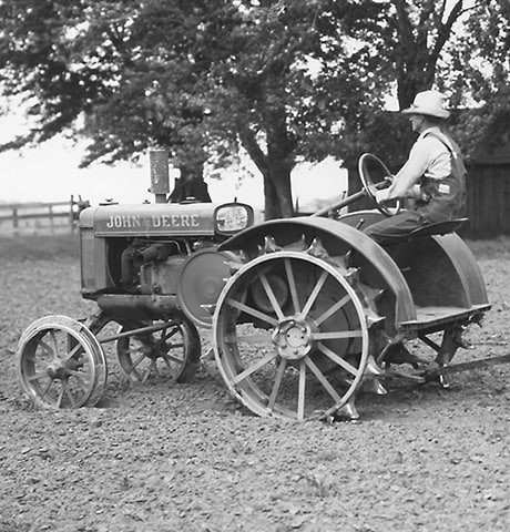 John Deere No. 7 Rotary Hoe-வை வயலில் இழுக்கும் வரலாற்று John Deere "GP" பொது நோக்கத்திற்கான டிராக்டர்